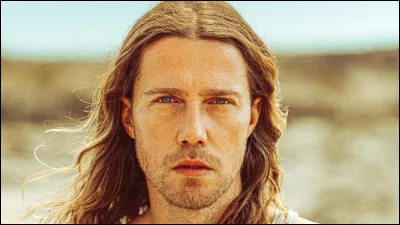 "Nous", de Julien Doré : 

Nous, nous, nous
Nous on s'en fout de vous
Vous pouvez prendre tout
Tant qu'on est ...