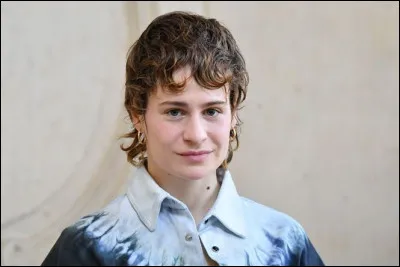 "Tilted", de Christine and the Queens : 

Je ne tiens pas debout
Le ciel coule sur ...