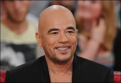 "Tombé pour elle", de Pascal Obispo : 

C'est ma tour de Babel
Mon phare, ma citadelle
Mon cinéma, mon repère
Mon oasis et mes amours à ...