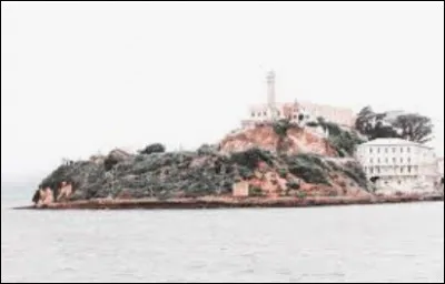 Qu'est-ce qu'était Alcatraz avant d'être une prison ?
