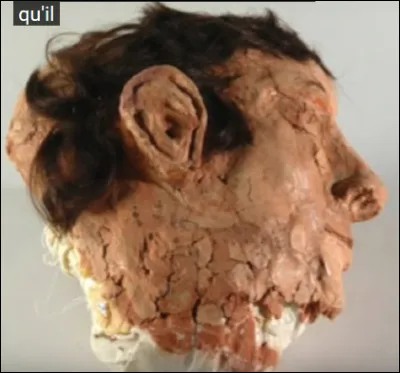 La première étape était de construire des fausses têtes (voir photo). Comment se sont-ils procuré les cheveux ?