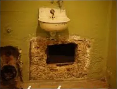 La 2e étape était de s'échapper par la bouche d’aération protégée par une fine couche de béton. Ils tapaient sur la couche de béton avec des cuillères et d'autres outils. Comment couvraient-ils le bruit ?