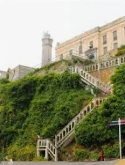 L'un d'entre eux n'arriva pas à s'échapper. Derrière la bouche d’aération il y avait un couloir désaffecté non surveillé. Ils montèrent sur le toit. Des prisonniers entendirent leurs pas et ont alors approximativement pu dire à quelle heure la fugue avait eu lieu. Vers quelle heure avait-elle eu lieu ?