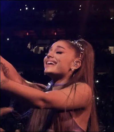 A-t-elle besoin de lunettes ou de lentilles de contact ?