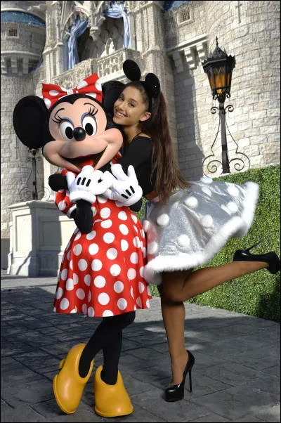 Pour quelle occasion Ariana s'est-elle rendue à Disneyland ?