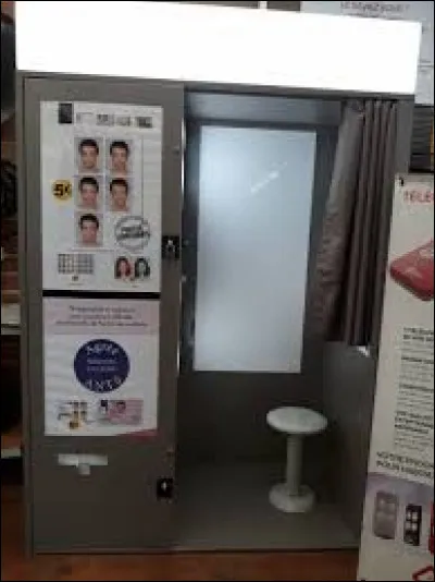 Quel nom donne-t-on généralement à une cabine photographique ?