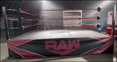 Sur ce ring, un catcheur est présent et si vous arrivez à le battre, vous remportez un tour dans un manège de votre choix. A quelle fédération de catch appartient ce ring ?