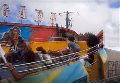 Dans ce manège, pour avoir une chance de remporter un tour gratuit, il ne faut pas chuter au sol ! Mais il me semble qu'il manque...