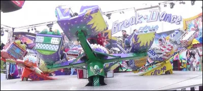 Sur le "Break dance", est dessiné une créature apparue au cinéma et qui se situe sur le pied de l'attraction. De quel film est-il question ?