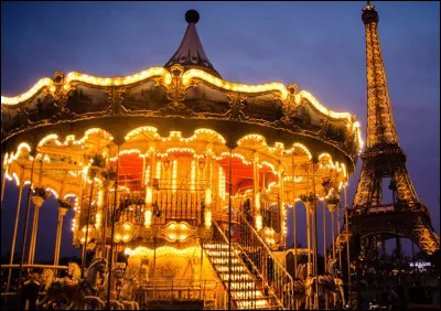 Comment s'appelle l'édifice qui se trouve derrière le "carrousel" ?