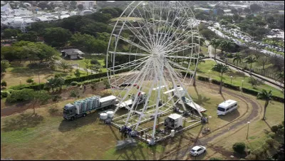 Nous avons aussi une grande roue. Celle-ci est installée à La Réunion depuis peu et mesure...