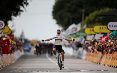 Tu viens de remporter une étape sur le Tour de France.
A quoi penses-tu en passant sur la ligne ?