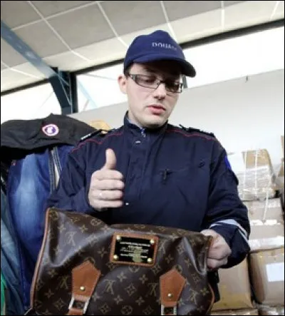 Que fait cette douanière ?