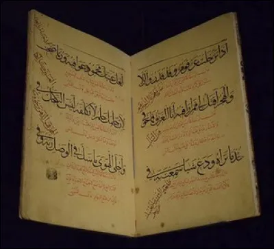 Le plagiat n'est pas nouveau. Le critique littéraire al-Hatimi vivant à Bagdad, accuse le poète al-Mutanabbi de plagier dans sa poésie (en noir) Aristote (en rouge). À quelle époque cela se passe-t-il ?