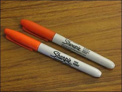 Dans cet exemple de stylo feutre, qu'est-ce qui distingue le vrai de sa copie ?