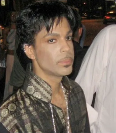 "The Most Beautiful Girl In the World" est une chanson issue de l'album "The Gold Experience" sortie en 2000. Elle est en réalité un plagiat d'un morceau écrit par le batteur Bruno Bergonzi en 1983. Quel artiste a dû payer des droits d'auteur pour cette chanson ?