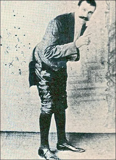Joseph Pujol eut son heure de gloire quand il se produisait au Moulin-Rouge, à la fin du XIXe siècle. Pas danseur ni chanteur, il était...