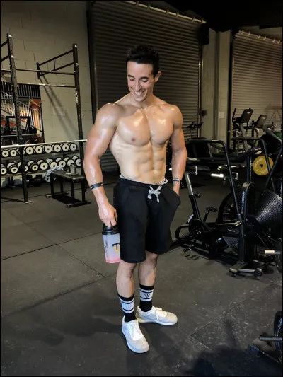 En quelle année obtient-il son diplôme ?