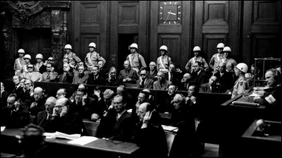 Dans quelle ville allemande le procès des criminels nazis s'est-il tenu de 1945 à 1946 ?