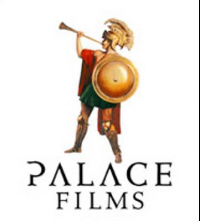Qui accompagne Claude Brasseur dans le film "Palace" ?