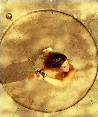 Nadvar est particulièrement performante dans le lancer du marteau, épreuve dans laquelle elle a réussi à obtenir une médaille de bronze : quel était le poids de la boule d'acier qu'elle devait lancer au plus loin ?