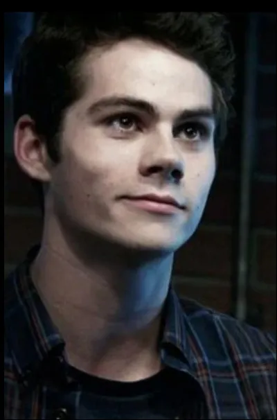 De qui Stiles se méfie-t-il quand il revient à Beacon Hills ?