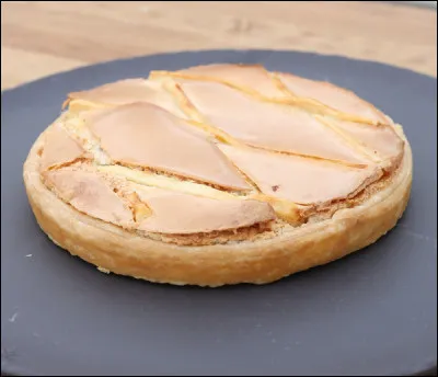 Gastronomie : Quelle est cette p&acirc;tisserie faite de p&acirc;te feuillet&eacute;e garnie de cr&egrave;me d'amande et de glace royale sur le dessus ?