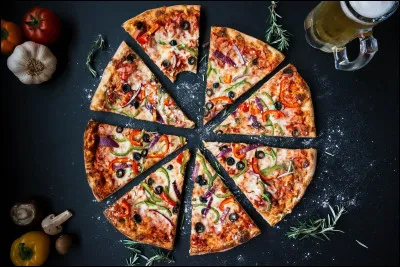 Pedro a englouti 1/4 de pizza, et Pablo a dévoré la moitié restante de la pizza ; quelle fraction de pizza reste-t-il ?