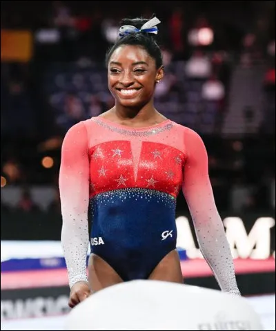 En 2011, Simone entre dans son équipe nationale de gymnastique ; quelle médaille sera la toute première qu'elle obtiendra lors du concours général, en 2012 ?