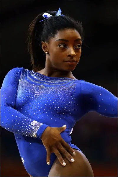 Aux Jeux olympiques de Tokyo en 2021, Simone est très attendue ; lors de quelle spécialité de la gymnastique va-t-elle réaliser une performance d'un niveau inférieur au sien, qui la poussera au forfait ?