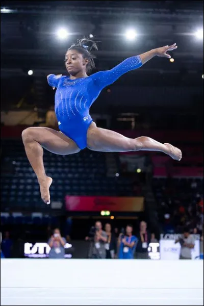 Qui a adopté la petite Simone ainsi que sa plus jeune sur ?