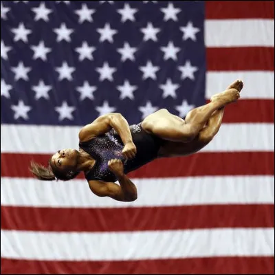 Combien de frères adoptifs Simone a-t-elle ?