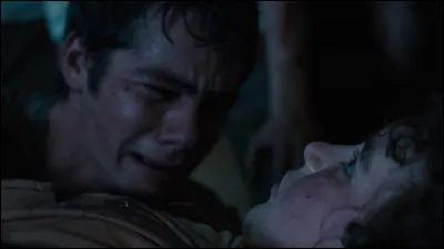 À la fin du premier "Labyrinthe", qui se sacrifie en se mettant devant Thomas pour le protéger ?