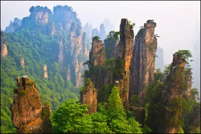 Dans ce lieu, vous pouvez voir ces étonnantes montagnes mais aussi beaucoup de singes (si vous nen voyez aucun, vous avez vraiment la poisse) qui nhésiteront pas à vous chiper des affaires. Une partie du film « Avatar » y a été tourné.