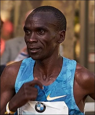 Quel est le détenteur du record du Marathon en deux heures et une minute ?