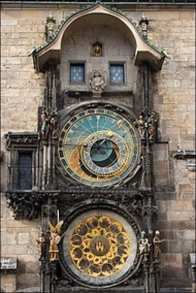 Dans quelle ville peut-on admirer cette horloge astronomique sur le mur extérieur d'un édifice ?