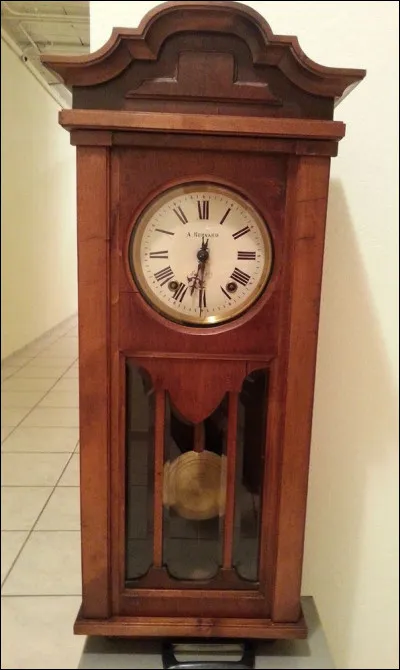 Le cadran d'une horloge possède une particularité. Laquelle ?