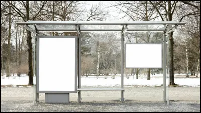 Cest un aménagement sur une voirie, placé sur les trottoirs, au niveau duquel les bus s'arrêtent pour permettre aux usagers de monter et de descendre du véhicule.