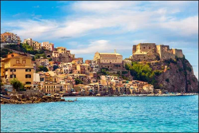 Calabre : de quelle région italienne est-elle limitrophe ?