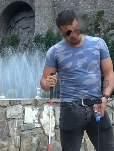 En marchant derrière cet homme, tu penses qu'il urine en public ! Mais après tu te rends compte qu'il s'agit une bouteille d'eau... 
Quel est ton niveau de rire ?