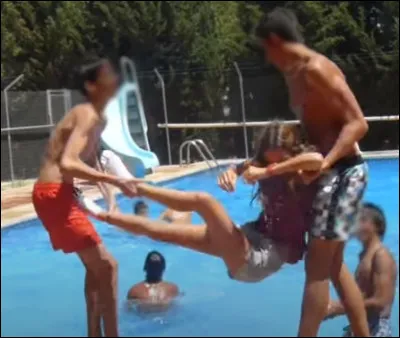Tu préfères bronzer au bord de la piscine, mais tes amis ne l'entendent pas de cette oreille, ils t'attrapent et te jettent à l'eau ! Quel est ton niveau de rire ?