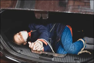 Tes amis t'ont vendu à tes ennemis. En attendant la mort, tu leur demandes pourquoi.