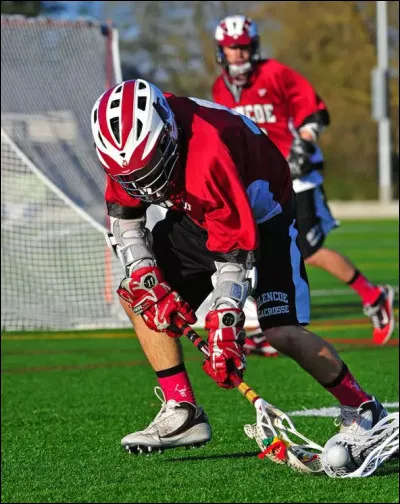 Le jeu de la crosse (ci-dessus en version moderne) fut "olympique" aux jeux de 1904 à St-Louis (USA). La médaille d'or revint à la "Shamrock Team" de Winipeg (CAN), l'argent à une équipe locale : qui fut médaillé de bronze ?