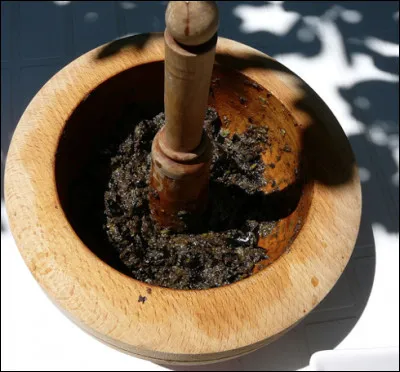 Quel est ce condiment emblématique de la cuisine provençale à base d'olives noires ou vertes, pilonnées avec de l'huile d'olive de l'ail et de l'anchois ?