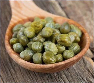 Quel est ce condiment utilisé pour relever la saveur des mets dans les cuisines méditerranéennes ?