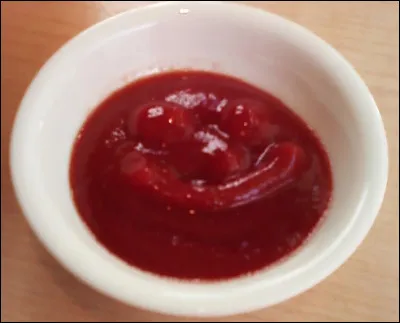 Quel est ce condiment très populaire, élaboré à partir de sauce tomate, de vinaigre et de sucre ?