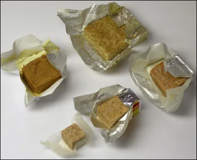 Quel est ce condiment à base de sel, de maltodextrine, d'huile, d'arômes, d'exhausteurs de goût, de sucre et parfois d'extrait de viande ?