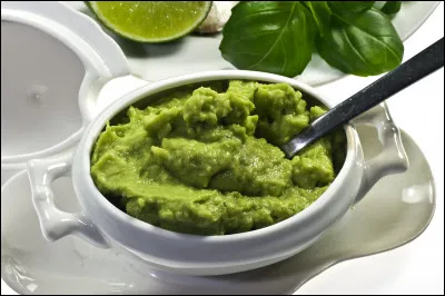 Quel est ce condiment mexicain fait à base d'avocat, de piment frais, de coriandre, d'oignons, de jus de lime ou de citron ?