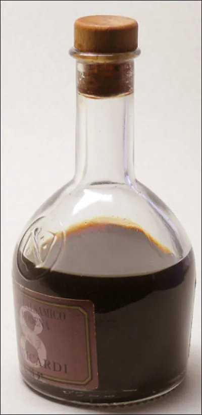 Quel est ce condiment, un vinaigre traditionnel italien à base de moût de raisin cuit et maturé en fût ?