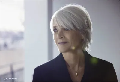 Complétez les paroles de cette chanson de Françoise Hardy nommée "Voilà" : "Voilà, ... autres / Le temps passe plus mal que bien / C'est comme ça / Et toi, que fais-tu, es-tu content de tout".